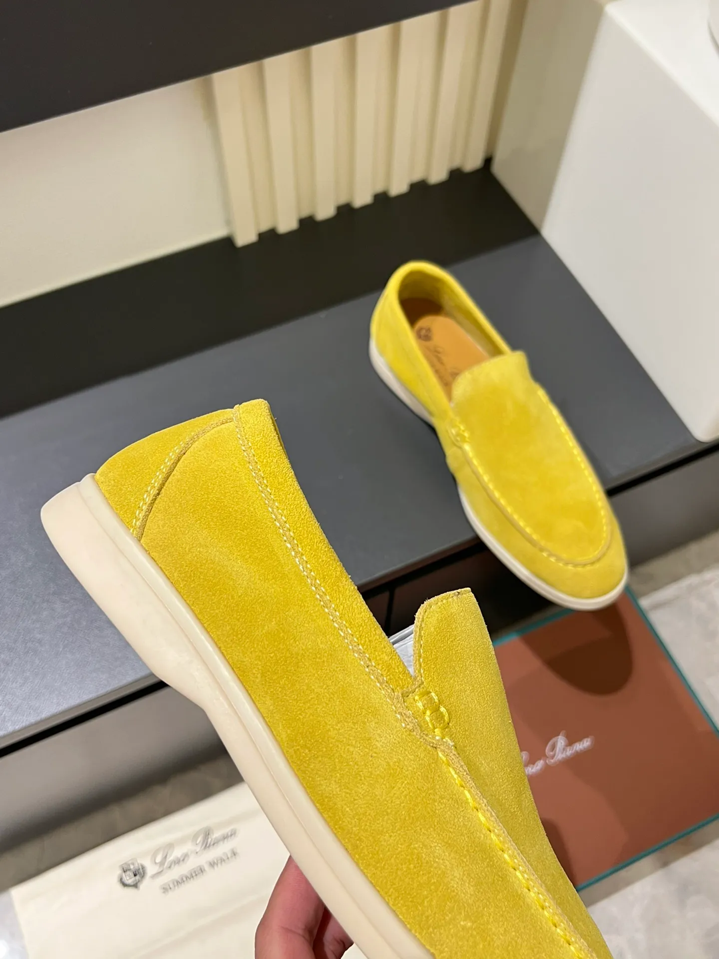 Men's shoes 💰p360 "Loro men's shoes 💰pian'*" Classic L men's shoes for couples 💰p Top version British flat loafers, a must-have item in old money style, the minimalist design is eye-catching and durable, a plus point for dressing The soft foot feel and texture are outstanding. They don’t scratch your feet and are very nice. They are matched with soft and waxy soles. They can be worn daily for a long time without getting tired. They are easy to wear, versatile and classic items, with perfect foot feel and texture! Imported cashmere fabric, the lining is made of imported A-grade water-dyed cow lining, the top version of the genuine leather midsole is sewn with pure handmade mark thread! Size: Female 35-40 (34. Customized) Male 38-44 (45.46. Customized)